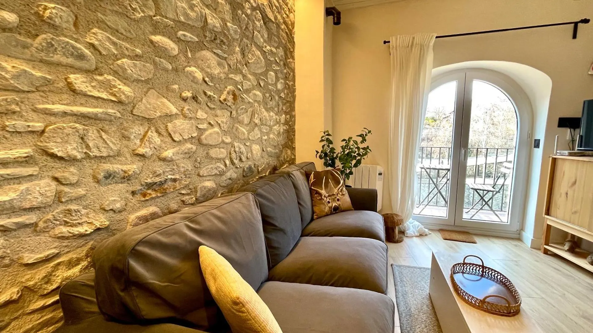 Apartamento Colgante Al Rio Con Vistas Al Puente contacts